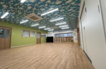 青空広がる天井で笑顔あふれる保育園