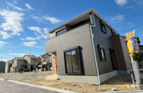 四角い形の新築戸建て！